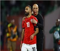 كأس العالم 2026.. شاهد محمد صلاح يقوم بتهدئة حسام حسن لحظة انفعاله على الحكم